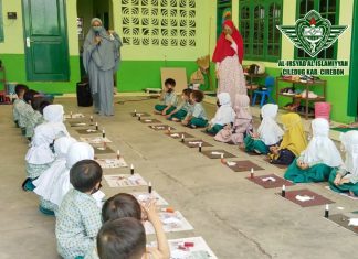 Membuat Batik Jumputan, Kegiatan TK Al-Irsyad Ciledug Kab. Cirebon dalam Rangka Memperingati Hari Batik Nasional 2021